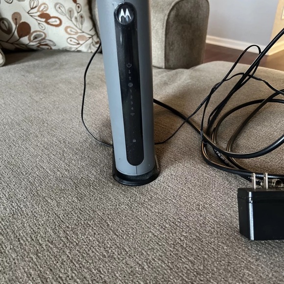 Motorola MG7315 DOCSIS 3.0 8x4 Cable Modem + Router Approved For Xfinity Comcast - Picture 2 of 8